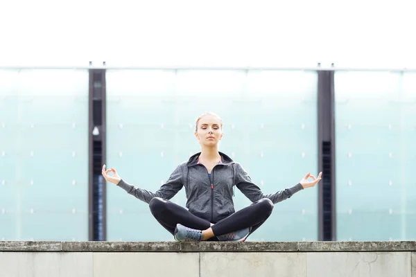 Fiatal Roham Sportos Lány Csinál Jóga Gyakorlat Meditáció Fitness Sport — Stock Fotó