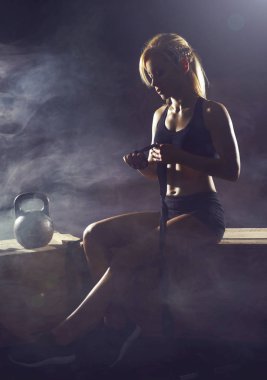 Zinde ve sportif genç kadın undergorund spor salonunda eğitim. Sağlık, spor, kickboks, dövüş sanatları ve fitness kavramı.