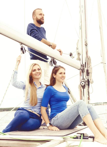 Happy friends traveling on yacht — Stock Photo, Image