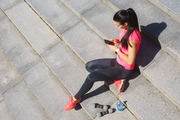 Genç Uygun Sportif Kadın Eğitimden Sonra Dinlenme Spor Fitness Sağlıklı — Stok fotoğraf