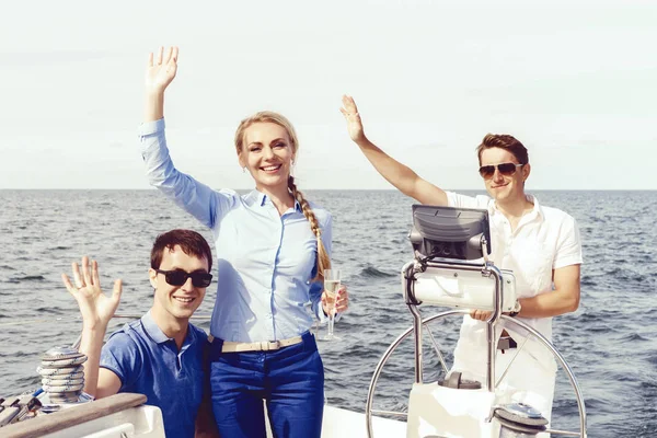 Группа Друзей Путешествует Яхте Наслаждается Хорошим Летним Днем Пьет Шампанское — стоковое фото