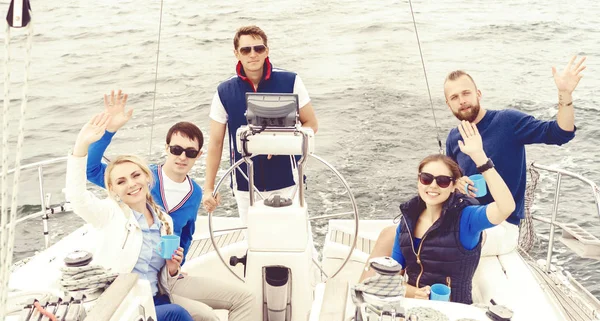 Group Friends Traveling Yacht Enjoying Good Summer Day Drinking Tea — Stock Photo, Image