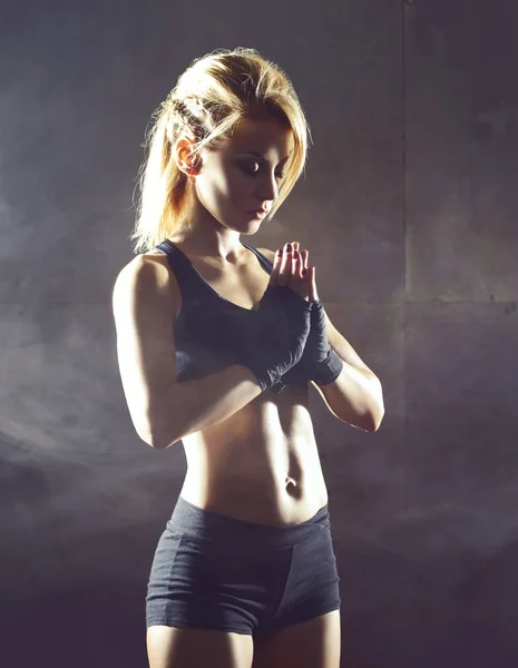 适合和运动的年轻女子有一个拳泰国培训 Undergorund 体育馆的女孩训练 跆拳道 武术和健身理念 — 图库照片