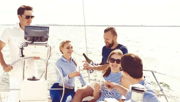 Baráti Utazótáska Egy Jachton Élvezi Nyári Nap Iszik Pezsgőt Nyaralás — Stock Fotó