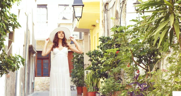 Mujer Joven Hermosa Caminando Por Antigua Calle Vestido Blanco Verano —  Fotos de Stock