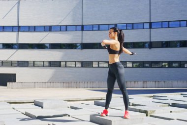 Genç, uygun ve sportif kadın açık yapıyor. Fitness, spor, kentsel ve sağlıklı yaşam konsepti.