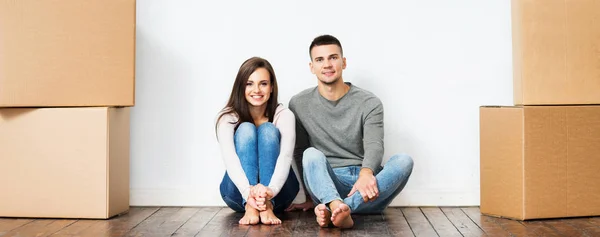 Mann Und Frau Ziehen Ein Neues Haus Liebespaar Einem Neuen — Stockfoto