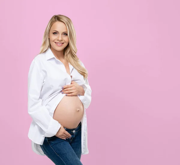 Junge Schwangere Frau Studio Die Ihren Schönen Bauch Vor Rosa — Stockfoto