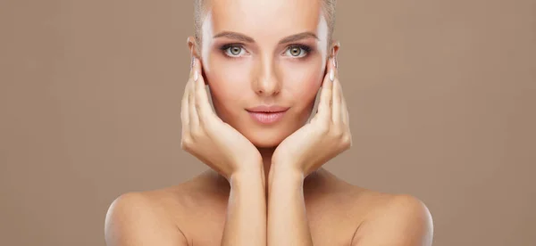 若くて健康な女性の美しい顔 スキンケア 化粧品 メイクアップ フェイスリフティングコンセプト — ストック写真