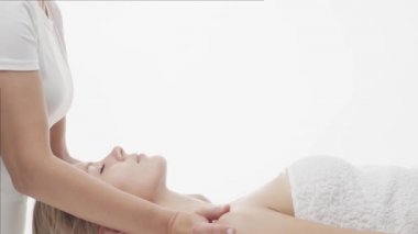Genç, güzel ve sağlıklı bir kadın spa salonunda. Geleneksel Tayland masaj terapisi ve cilt bakımı.