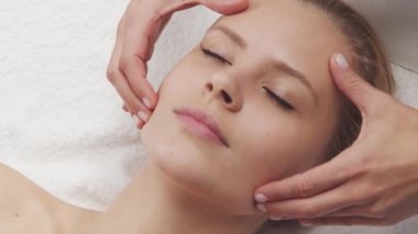 Genç, güzel ve sağlıklı bir kadın spa salonunda. Geleneksel Tayland masaj terapisi ve cilt bakımı.