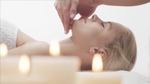 Mujer Joven Hermosa Saludable Salón Spa Terapia Tradicional Masaje Tailandés — Vídeo de stock