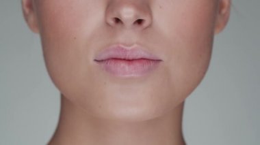 Genç, güzel ve doğal bir kadının portresi. Ağzını açıyor ve gülümsüyor. Yüz gerdirme, kozmetik ve makyaj konsepti.