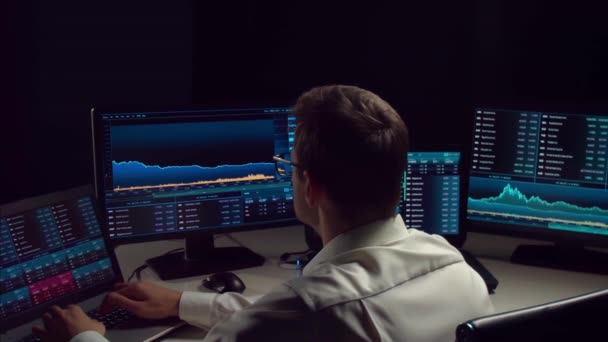 Trader Travaillant Dans Bureau Nuit Utilisant Poste Travail Technologie Analyse — Video