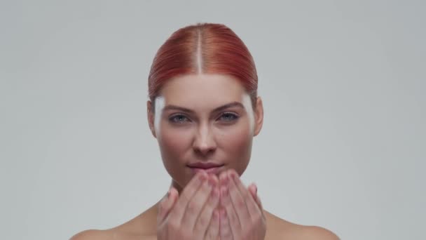 Studio Portrait Young Beautiful Natural Redhead Woman Applying Skin Care — Stock Video