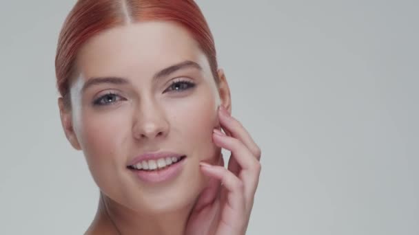 Studio Portrait Young Beautiful Natural Redhead Woman Applying Skin Care — Stock Video