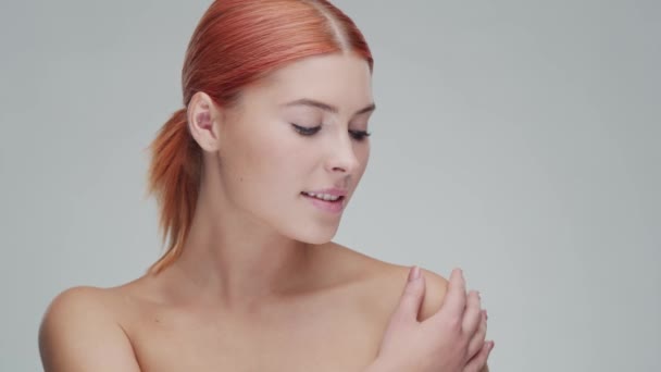 Retrato Estúdio Mulher Ruiva Jovem Bonita Natural Aplicando Creme Cuidados — Vídeo de Stock