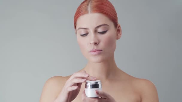 Retrato Estúdio Mulher Ruiva Jovem Bonita Natural Aplicando Creme Cuidados — Vídeo de Stock