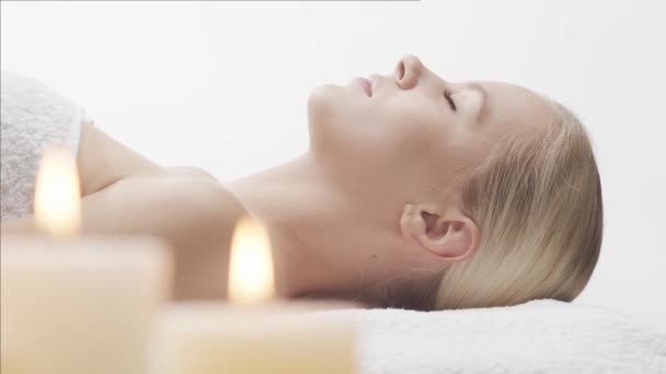 Mulher Jovem Bonita Saudável Salão Spa Terapia Massagem Tradicional Tailandesa — Vídeo de Stock