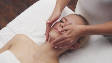 Genç, güzel ve sağlıklı bir kadın spa salonunda. Geleneksel Tayland masaj terapisi ve cilt bakımı.
