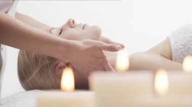 Genç, güzel ve sağlıklı bir kadın spa salonunda. Geleneksel Tayland masaj terapisi ve cilt bakımı.