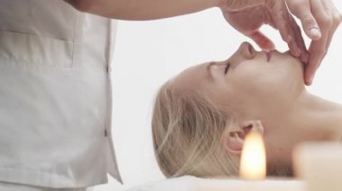 Genç, güzel ve sağlıklı bir kadın spa salonunda. Geleneksel Tayland masaj terapisi ve cilt bakımı.