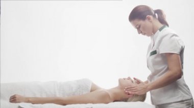 Genç, güzel ve sağlıklı bir kadın spa salonunda. Geleneksel Tayland masaj terapisi ve cilt bakımı.