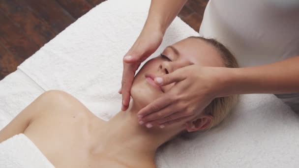 Genç Güzel Sağlıklı Bir Kadın Spa Salonunda Geleneksel Tayland Masaj — Stok video