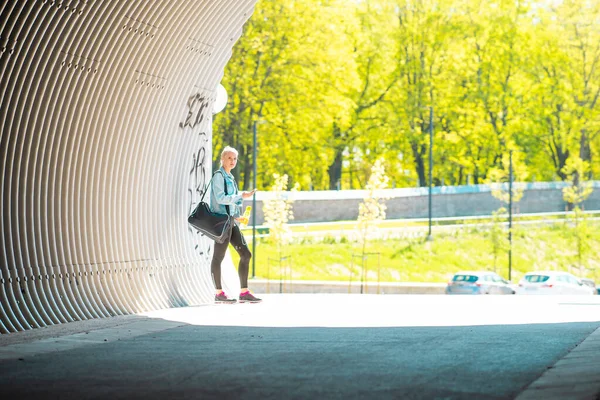 Atrakcyjna Kobieta Odzieży Sportowej Idąca Siłownię Świeżym Powietrzu Sport Jogging — Zdjęcie stockowe