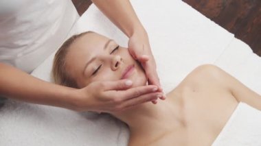 Genç, güzel ve sağlıklı bir kadın spa salonunda. Geleneksel Tayland masaj terapisi ve cilt bakımı.