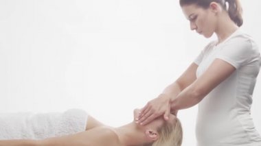 Genç, güzel ve sağlıklı bir kadın spa salonunda. Geleneksel Tayland masaj terapisi ve cilt bakımı.