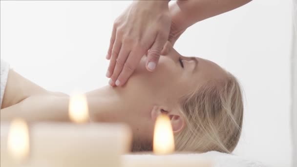 Genç Güzel Sağlıklı Bir Kadın Spa Salonunda Geleneksel Tayland Masaj — Stok video