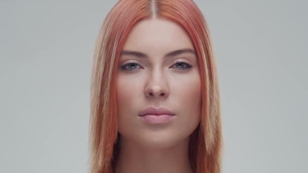 Retrato Estúdio Mulher Ruiva Jovem Bonita Natural Levantamento Facial Cosméticos — Vídeo de Stock