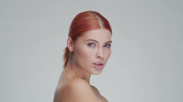 自然的红头发女性应用护肤霜的工作室肖像 面部整容 化妆品及化妆概念 — 图库视频影像