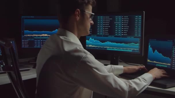 Händler Der Nachts Mit Arbeitsplatz Und Analysetechnik Büro Arbeitet Aktienmärkte — Stockvideo