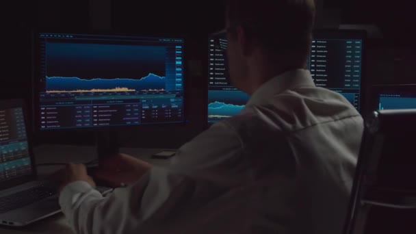 Broker Working Office Using Workstation Analysis Technology Workplace Professional Trader — Stock Video