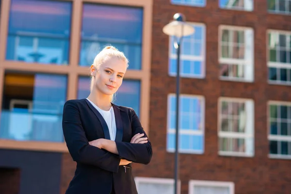 Zdjecie Plenerowe Mlodej Atrakcyjnej Bizneswoman Sprzedawcy Detalicznego Lub Studenta Kobieta — Zdjęcie stockowe