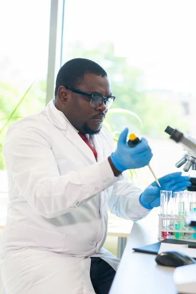 Afroamerykanin Pracujący Laboratorium Lekarz Prowadzący Badania Mikrobiologiczne Narzędzia Laboratoryjne Mikroskop — Zdjęcie stockowe