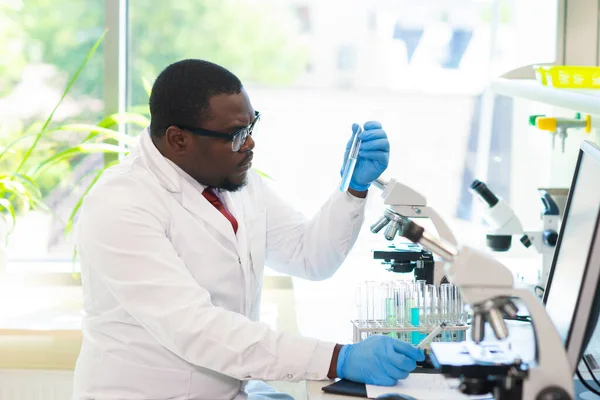 在实验室工作的非裔美国科学家 博士做微生物学研究 实验工具 显微镜 生物技术 细菌学 病毒学 Dna和健康 — 图库照片