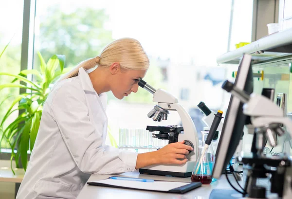 Female Scientist Working Modern Lab Doctor Making Microbiology Research Laboratory — Stock Photo, Image