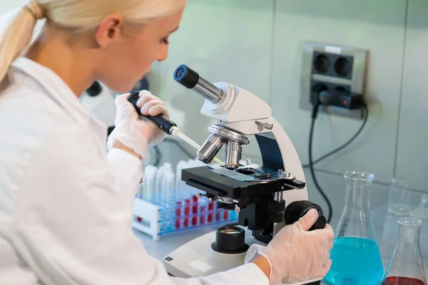 在实验室工作的科学家女医生做医学研究 实验室工具 显微镜 生物技术 实验和医疗保健概念 — 图库照片