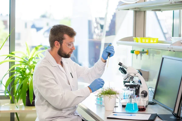 Cientista Trabalhar Laboratório Médico Fazer Pesquisa Microbiológica Ferramentas Laboratório Microscópio — Fotografia de Stock