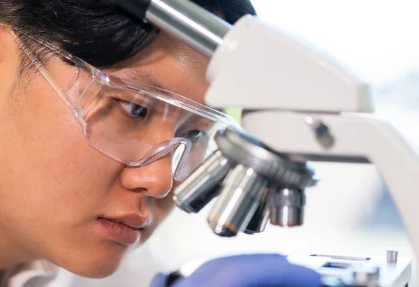 실험실에서 일하는 과학자 연구를 만드는 아시아 실험실 현미경 시험관 라이트 — 스톡 사진