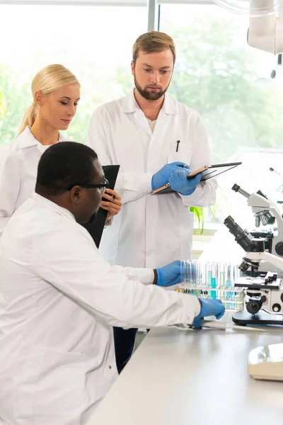 Scientist Students Working Lab Doctor Teaching Interns Make Blood Analyzing — Stock Photo, Image