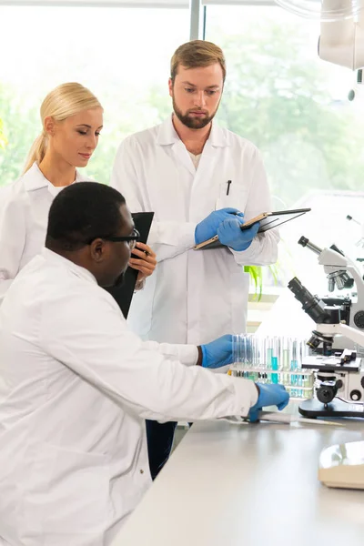 Cientista Estudantes Que Trabalham Laboratório Médico Ensinar Estagiários Fazer Análises — Fotografia de Stock