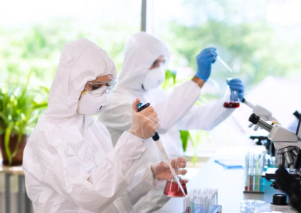 Cientistas Ternos Proteção Máscaras Trabalhando Laboratório Pesquisa Usando Equipamentos Laboratório — Fotografia de Stock