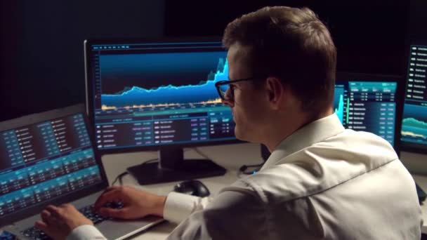 Ofiste Çalışan Bir Borsacı Analiz Teknolojisi Kullanıyor Profesyonel Tüccarların Işyeri — Stok video