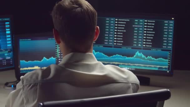 Trader Travaillant Dans Bureau Nuit Utilisant Poste Travail Technologie Analyse — Video