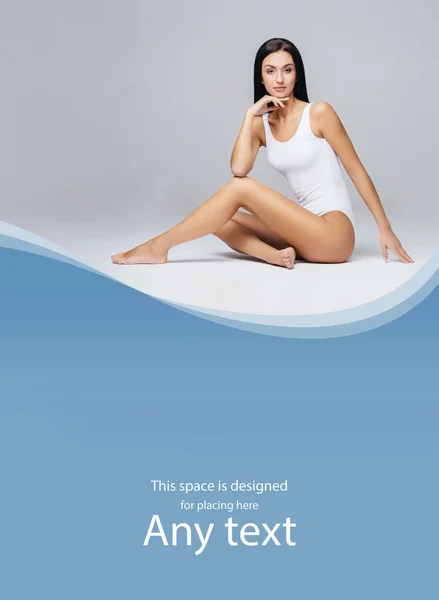 Piękna Modelka Białym Stroju Kąpielowym Skopiuj Szablon Przestrzeni Młoda Piękna — Zdjęcie stockowe