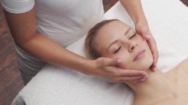 Genç, güzel ve sağlıklı bir kadın spa salonunda. Geleneksel Tayland masaj terapisi ve cilt bakımı.